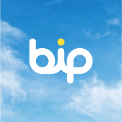 Koyu renkli karışık zemin üzerinde BiP logo kullanımı